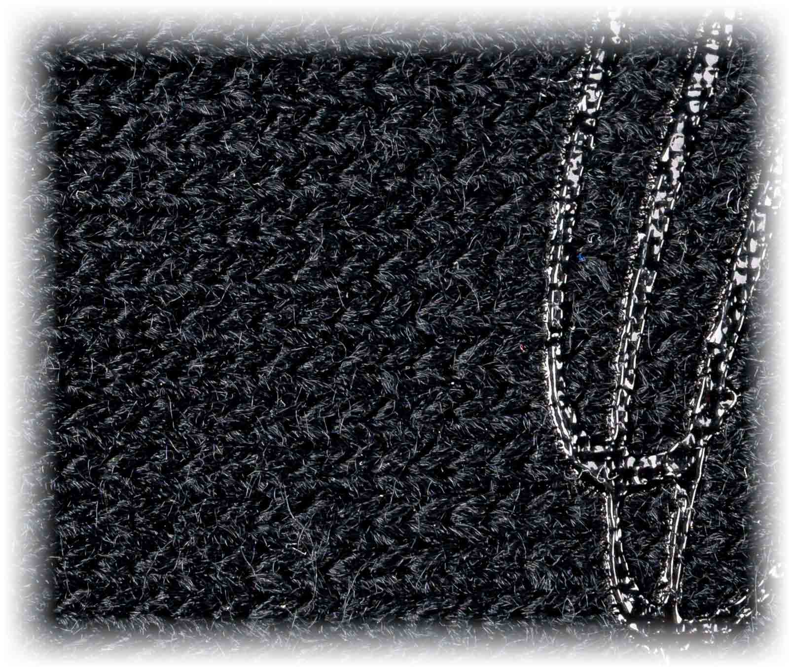 tecido preto com textura felpuda e corrente metálica prateada