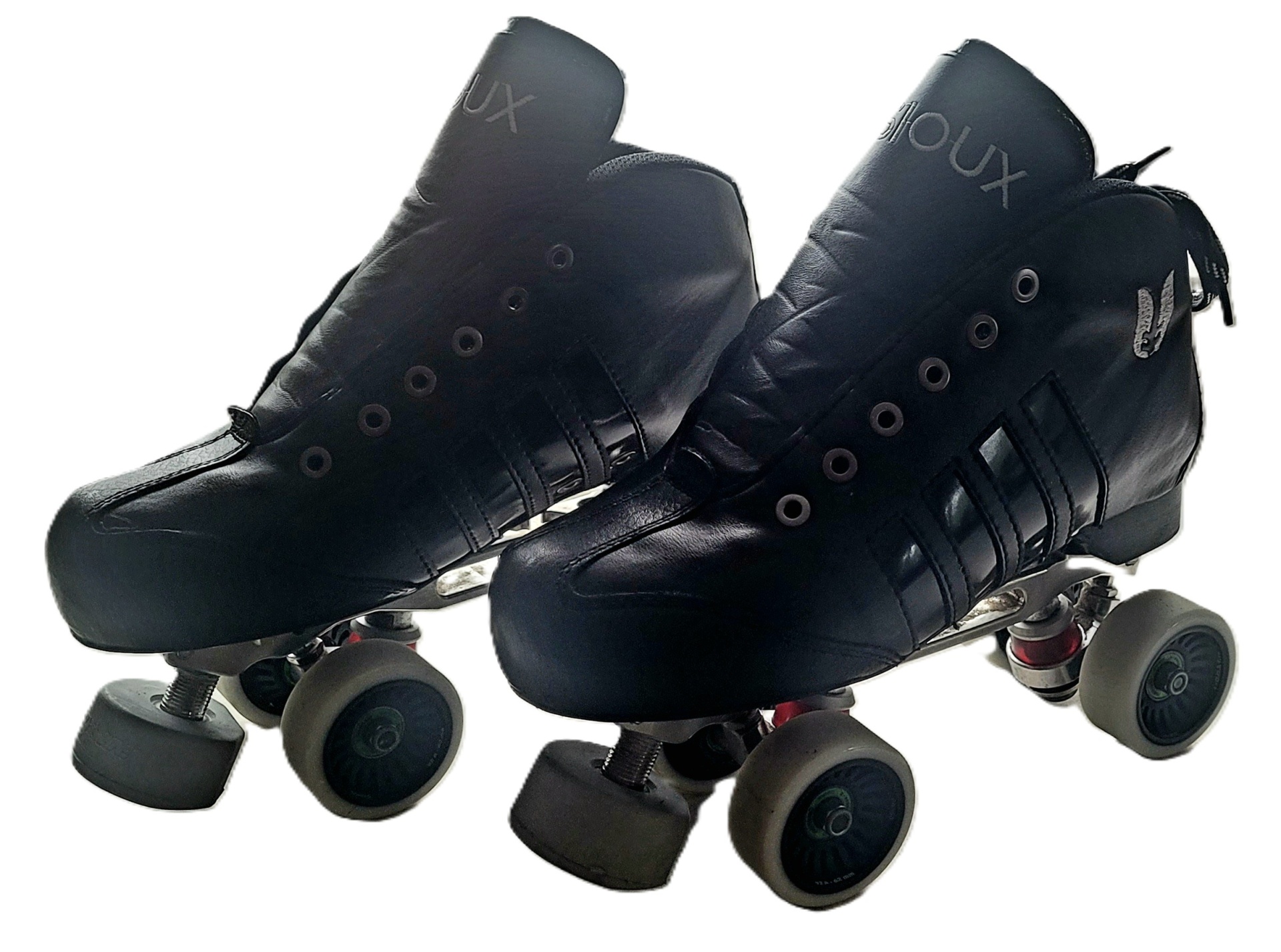 Patins de rodas pretos com detalhes em vermelho e branco