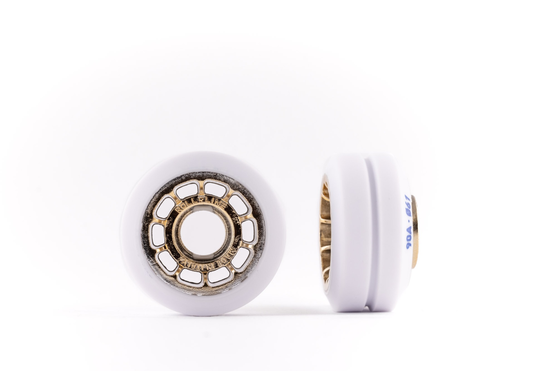 Duas rodas de patins em linha brancas com rolamentos metálicos