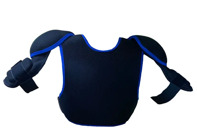 Colete protetor preto com acabamentos azuis para ombros e braços