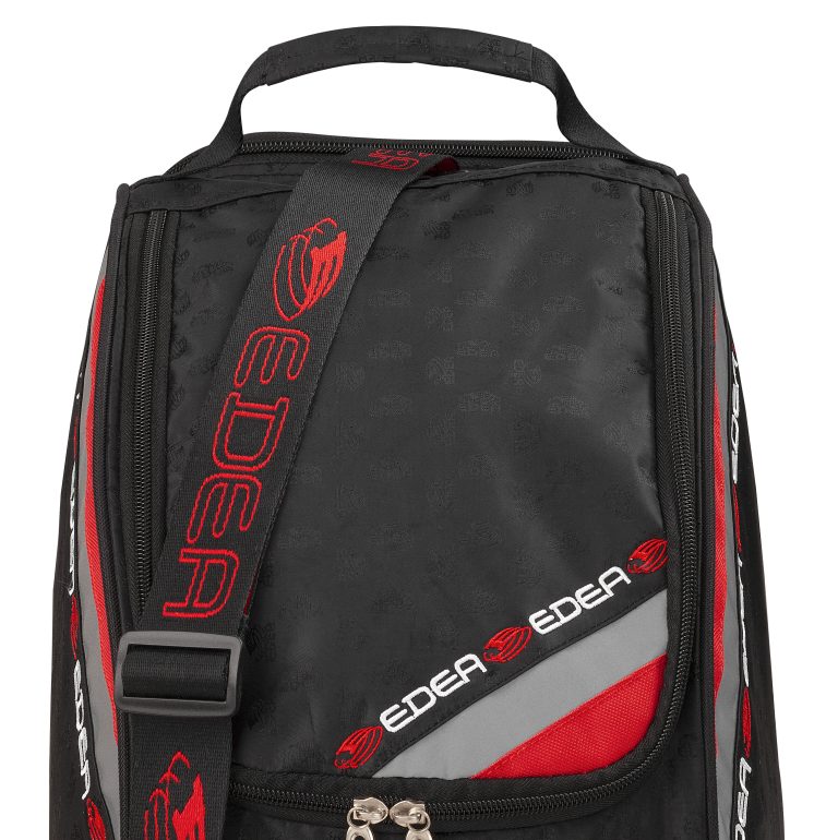 Mochila preta com detalhes vermelhos e cinza e texto EDEA