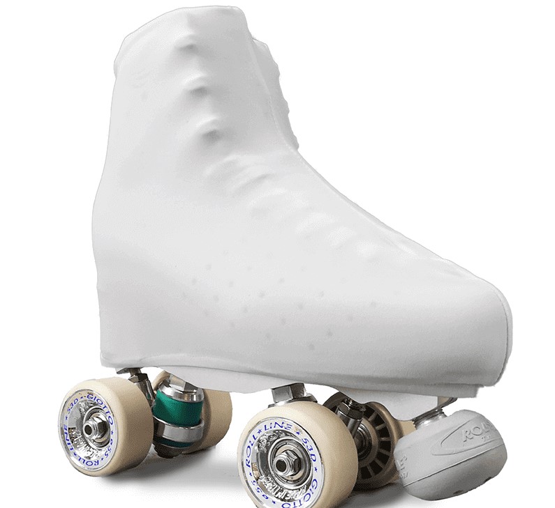 Patins clássico de quatro rodas com capa protetora branca e rodas brancas