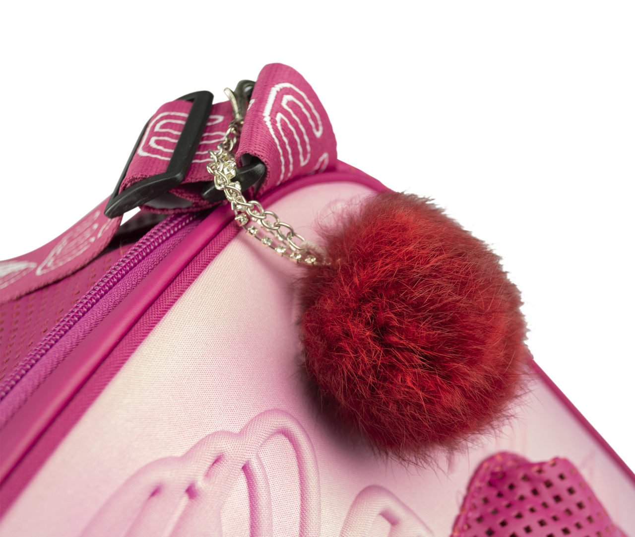 Mochila rosa com bola de pelúcia vermelha pendurada no fecho