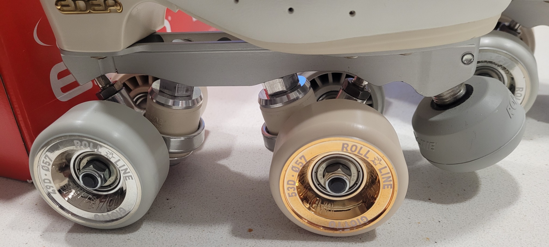 Rodas de patins de rodas cinza e bege com estrutura metálica prateada