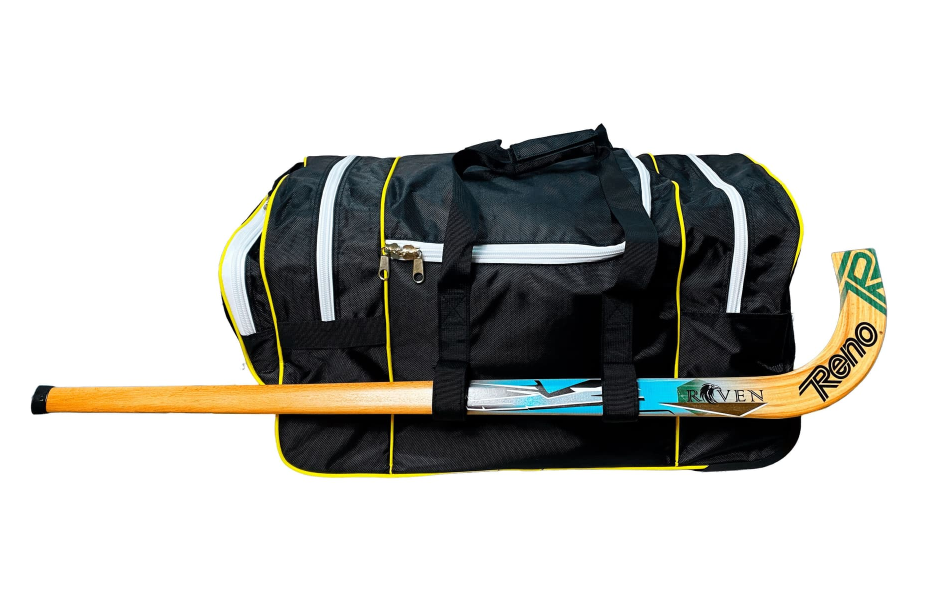 Sacola desportiva preta com bastão de hóquei de madeira
