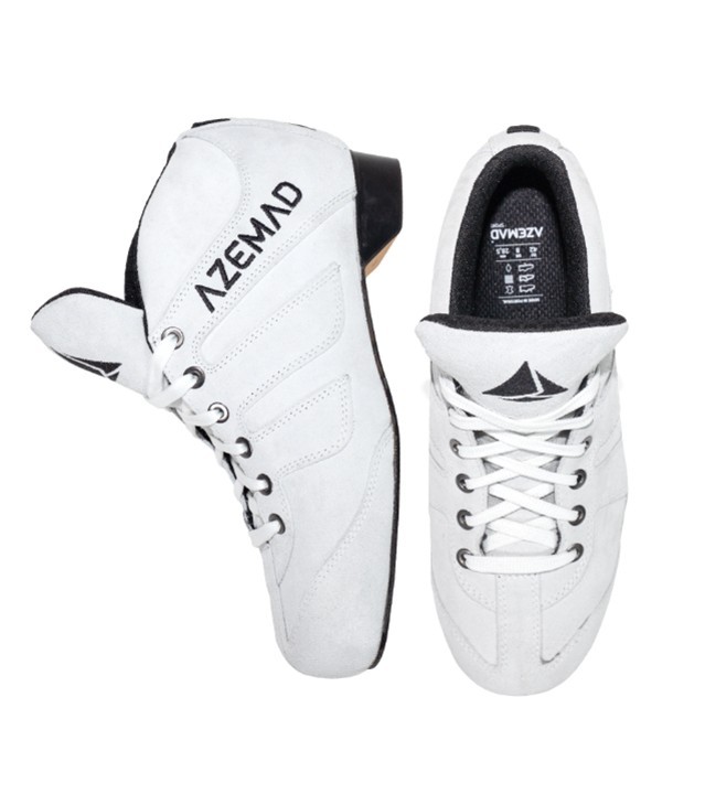 Par de sapatilhas brancas de camurça com solas pretas e marca AZEMAD