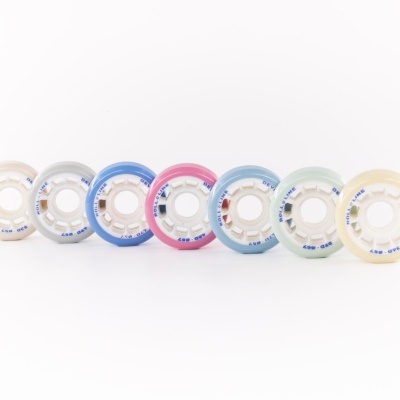 Conjunto de sete rodas de skate coloridas alinhadas em fundo branco