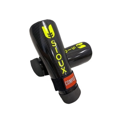 Par de caneleiras desportivas em carbono preto com marcações amarelas e etiqueta vermelha