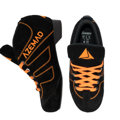 Sapatilhas pretas com detalhes laranja e marca AZEMAD
