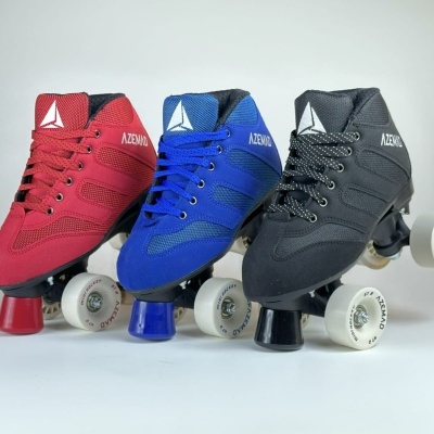 Três patins de rodas nas cores vermelho, azul e preto, com rodas brancas e texto AZEMAD