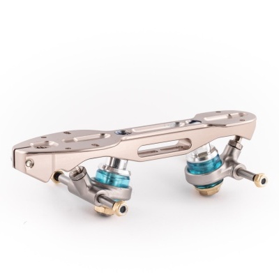 Suporte metálico prateado com peças azuis e douradas sobre fundo branco