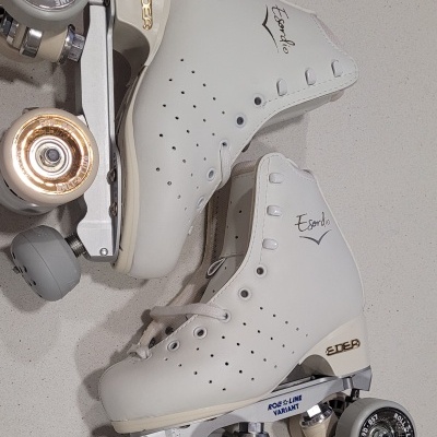 Patins de quatro rodas brancos com detalhes dourados e cinza, marca Edea Esordio