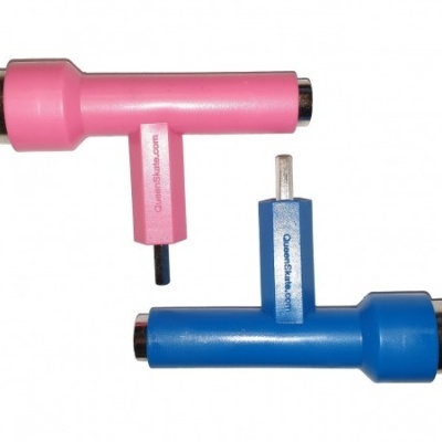 Ferramentas tipo chave para skate rosa e azul com texto Onewheel.com, fundo branco