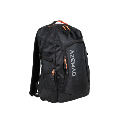 Mochila preta com fechos laranja e logotipo AZEMAD