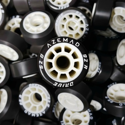 Rodas pretas e brancas para skate ou patins com texto AZEMAD DRIVE 92 H