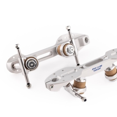 Dois trucks de patins rollers cinza e castanhos com texto POLAR BEAR