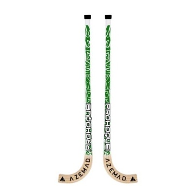 Dois sticks de hóquei em madeira com pega preta e design verde e branco, lâminas com texto AZEMAD.