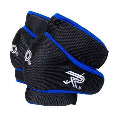 Par de joelheiras pretas com detalhes azuis e logos brancos em fundo branco