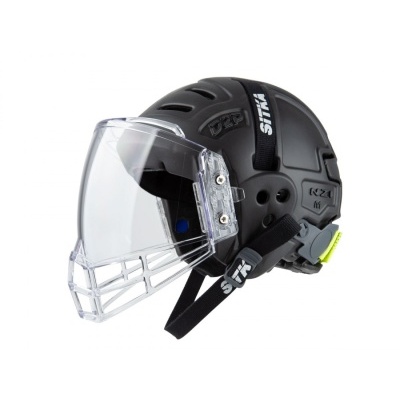 Capacete preto com viseira transparente e cinta preta com texto SITKA