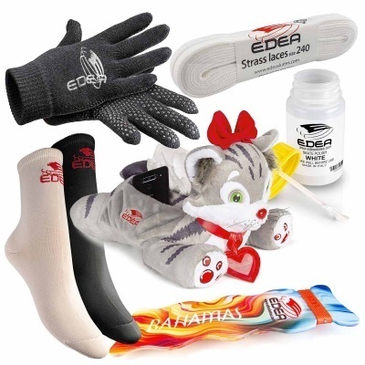 Acessórios para patinagem artística Edea com luvas, ligas, meias, brinquedo de pelúcia, frasco branco e embalagem colorida.