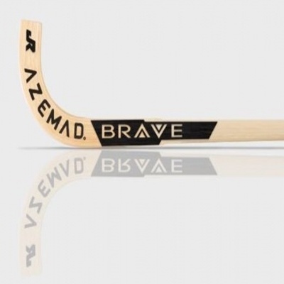 Stick de hóquei em patins de madeira clara com palavras AZEMAD e BRAVE em preto sobre fundo branco