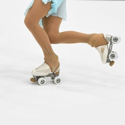 Patins em linha brancos com rodinhas brancas