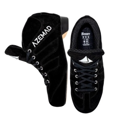 Sapatilhas pretas de camurça com logo AZEMAD e símbolo de barco.