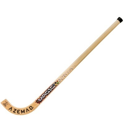 Stick de hóquei em madeira clara com textos AZEMAD e MAGIC