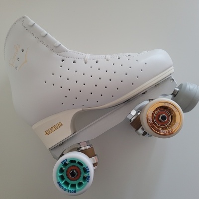 Patim de rolo clássico branco com rodas coloridas e base metálica cinzenta