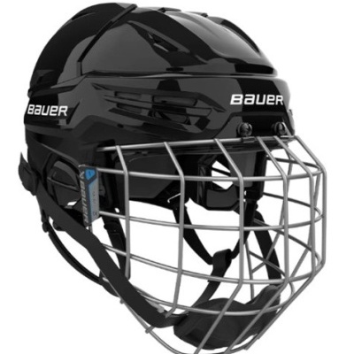 Capacete protector preto com grelha metálica prateada e texto BAUER