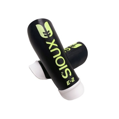 Protetores para antebraço pretos com texto amarelo fluorescente