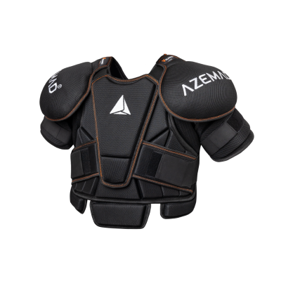 Peitoral de proteção desportiva preto com detalhes em castanho e branco e texto AZEMAD