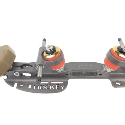 Patim de patins de campo com estrutura metálica cinza e rolos vermelhos.