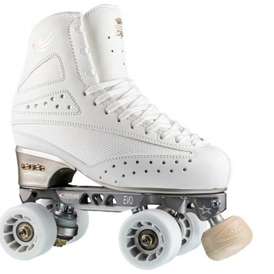 Patim branco com quatro rodas e bota alta em material sintético.