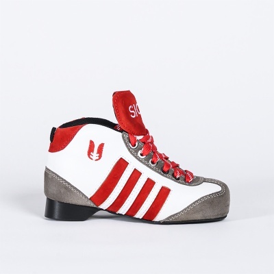 Ténis desportivo branco com detalhes vermelhos e cinzentos