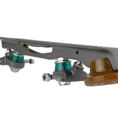 Ecrã de skate cinzento com risers azuis e rodas castanhas