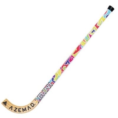 Stick de hóquei colorido em madeira com texto AZEMAD