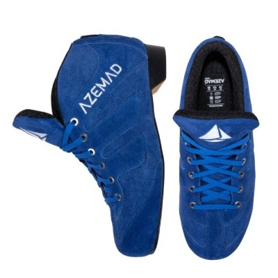 Sapatos desportivos azuis em camurça com atacadores azuis e logo de vela branca.