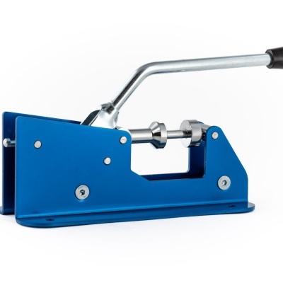Prensa manual azul com alavanca cromada e punho preto sobre fundo branco