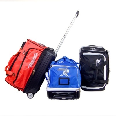 Três malas de viagem coloridas com rodas sobre fundo branco