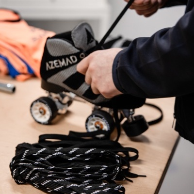 Botas de patins em linha AZEMAD pretas com detalhes cinza e rodas translúcidas