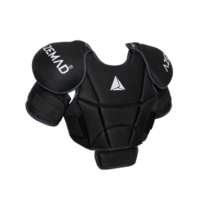 Protector peitoral preto acolchoado com proteção para ombros e texto AZEMAD