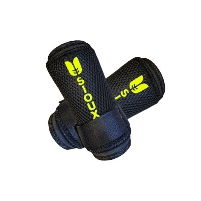 Protetores pretos para antebraços com texto SIOUX amarelo