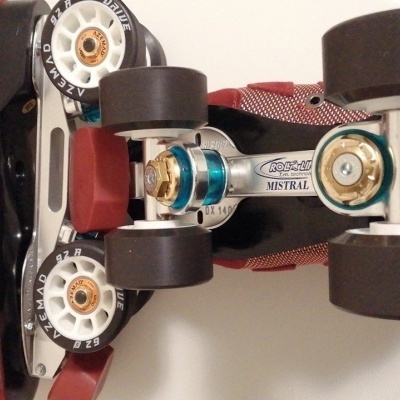 Patim de rodas com detalhes metálicos e rodas rotuladas