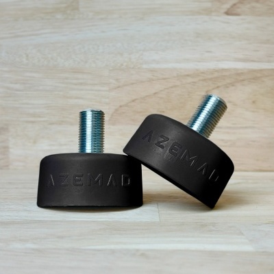 Par de batentes azuis com rosca metálica sobre superfície de madeira