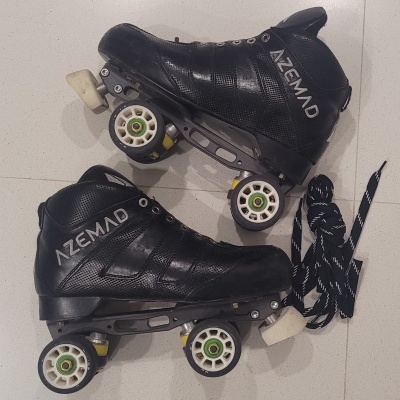 Par de patins de rodas quadrado negros da marca AZEMAD com cadarços separados