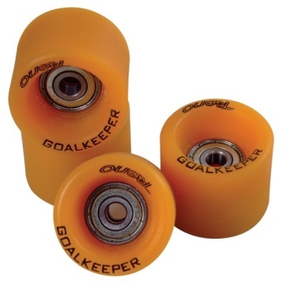 Três rodas de skate laranja com texto OURSK8L GOALKEEPER e rolamentos metálicos.