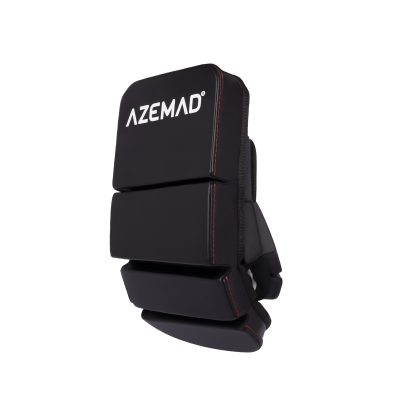 Bolsa preta AZEMAD com detalhes vermelhos e branco em fundo branco