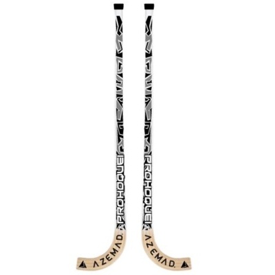 Dois sticks de hóquei brancos e pretos com padrão geométrico e texto AZEMAD.