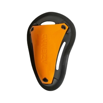 Proteção para virilhas preta e laranja com o texto Azemad